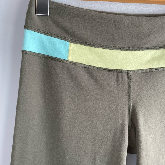 Lululemon Reversible Cropped Yoga Pant - Picture 3 of 10